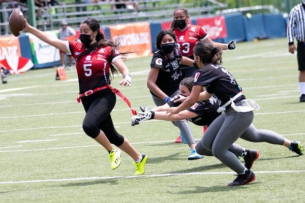 Liga Flag Football organizada por el Club Kiwanis de Panamá. Foto:Cortesía