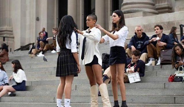 Zión Moreno (d) y Jordan Alexander (c), durante una escena de la serie "Gossip Girl". Foto: EFE / Emily V. Aragones /HBO Max 