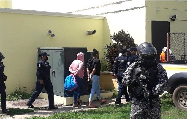 Los ocho imputados fueron trasladados hasta Chitré, para llevarlos ante el juez de garantías por su presunta participación en el secuestro de un empresario del área. Foto:Thays Domínguez