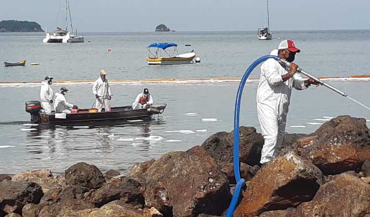 Parte de la limpieza realizada en Taboga por este derrame de combustible. Archivo