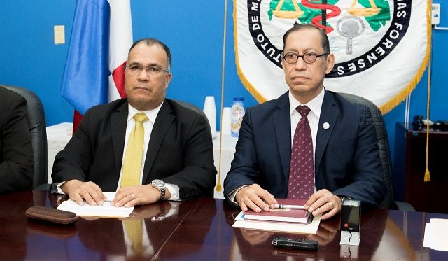 José Vicente Pachar (dcha.), director general del Instituto de Medicina Legal y Ciencias Forenses. 