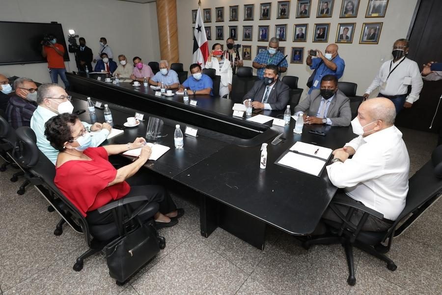 Reunión entre Adames y la dirigencia de las organizaciones sindicales más importantes del país. Foto: Cortesía/Asamblea