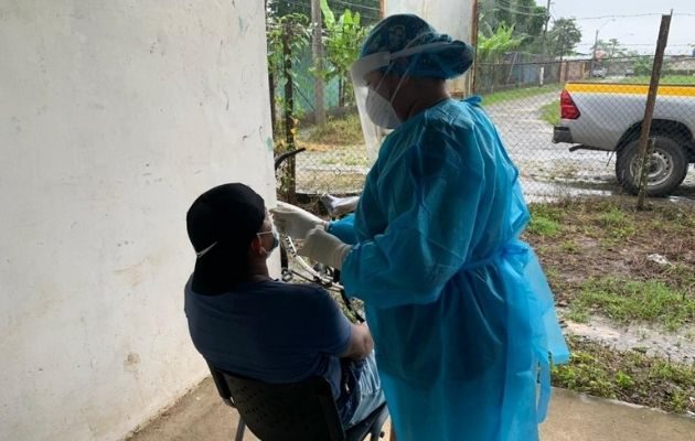 Realizan hisopados para detectar más casos de la covid-19.