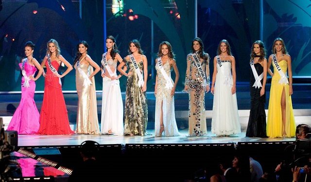 Las diez semifinalistas en el 57º Certamen Anual de Miss Universo celebrado en el Centro de Convenciones de la Corona en Nha Trang, Vietnam. Foto:  Archivo / EFE
