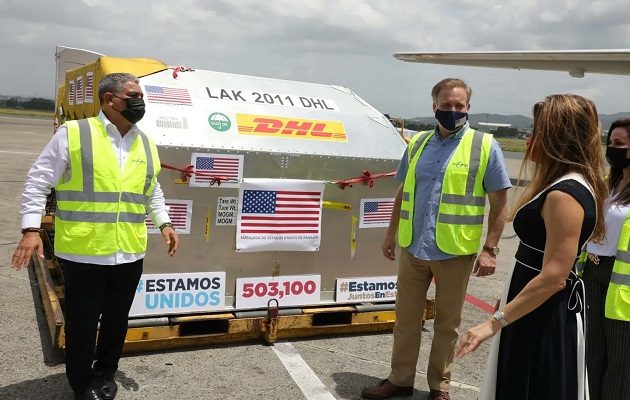 Estados Unidos donó a Panamá más de medio millón de dosis de la vacuna contra la covid-19. Foto: Cortesía Aeropuerto de Tocumen