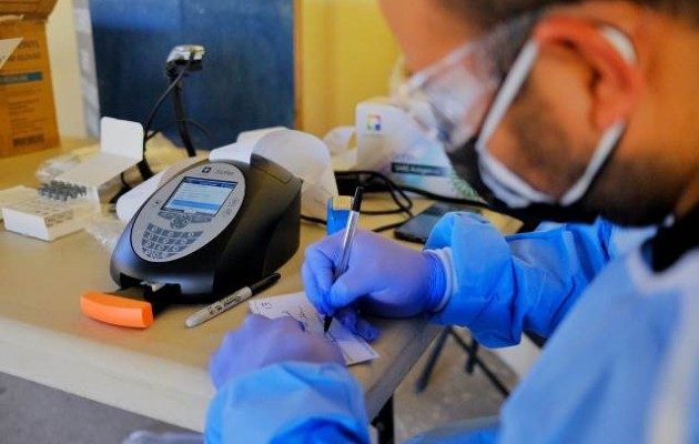 Los nuevos casos surgieron entre un grupo de 52 personas a las que se les practicaron las pruebas rápidas ‘Sofía’. Foto: Eric Montenegro