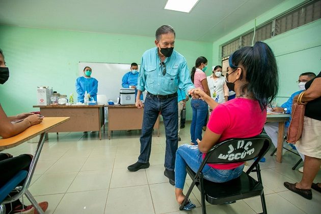 El presidente Laurentino Cortizo  realizó este jueves un recorrido por diferentes centros de vacunación contra la covid-19. Foto: Cortesía Presidencia 