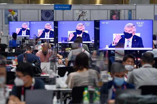 El presidente del Comité Olímpico Internacional (COI), Thomas Bach, es exhibido en las pantallas de televisión en el Olympic Media Center en Tokio, Japón. Foto:EFE