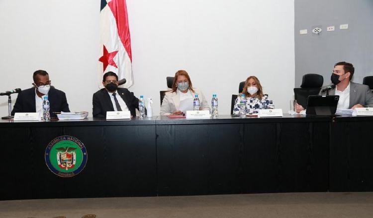 Integrantes de la Comisión de Credenciales de la Asamblea para el periodo 2021-2022, que el martes celebró su primera reunión. Foto: Cortesía