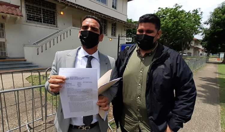 El abogado Kevin Moncada presenta denuncia penal ante la Procuraduría de la Nación. Foto: Víctor Arosemena