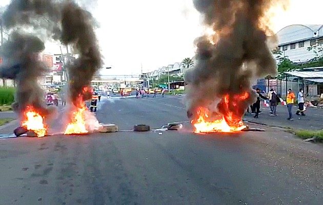 La entrada de Colón fue cerrada con llantas incendiadas para impedir el paso de vehículos. Foto: Diomedes Sánchez