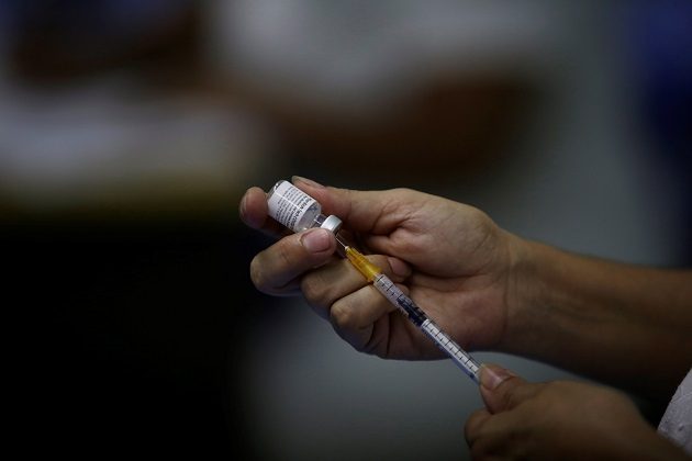 La OMS y la comunidad científica consideran que una vacuna, contra cualquier enfermedad, es exitosa cuando su efectividad supera el 50%, como pasa con todas las aprobadas contra la covid-19. Foto: EFE