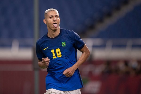 El delantero del Everton, Richarlison, aumentó su cuenta particular en el torneo para colocarse como máximo anotador con cinco tantos. Foto Cortesía: @CBF_Futebol