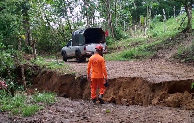 En los próximos días el Sinaproc le entregará al MOP el informe sobre la situación de la vía de tierra que conduce a la apartada comunidad de Vaquilla, provincia de Coclé. Foto: Cortesía Sinaproc