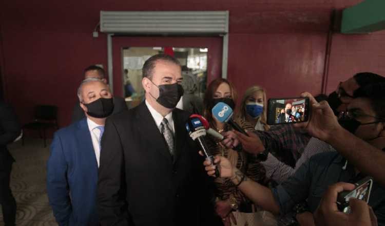 Carlos Carrillo, coordinador del equipo de defensa del exmandatario Martinelli, señaló que en su momento reiterarán la ilegitimidad de estas pruebas. Víctor Arosemena