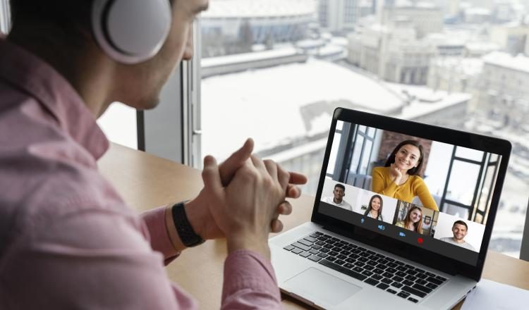 El formato 'live' no es la única opción para realizar un evento virtual. Ilustrativa / Freepik
