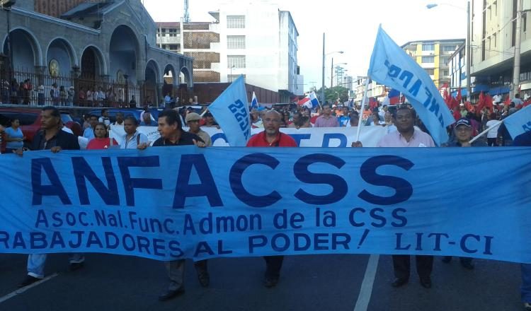 Los aportes de la Asociación de Funcionarios Administrativos de la CSS fueron leídas por su secretario general, Luis Lee (centro). Archivo