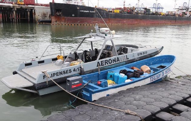 En la embarcación encontraron otros sacos con presunta sustancia ilícita. Foto: Cortesía Senan