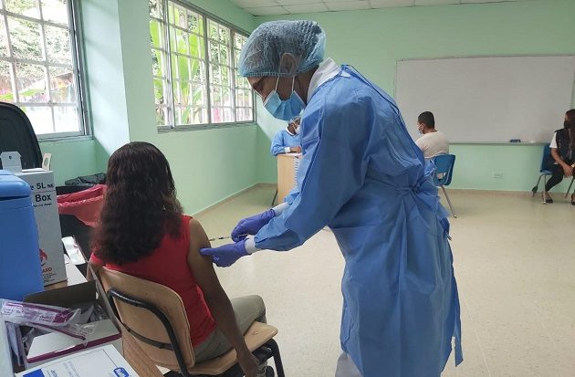 Personal de salud continúa con la aplicación de la vacuna de Pfizer contra la covid-19 en la Región Metropolitana. Foto: Cortesía @CSSPanama