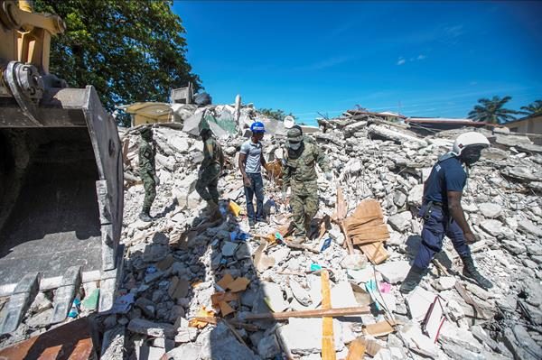 Personal realiza trabajos de remoción de escombros, búsqueda y rescate tras el terremoto registrado este sábado en Haití. Foto: EFE