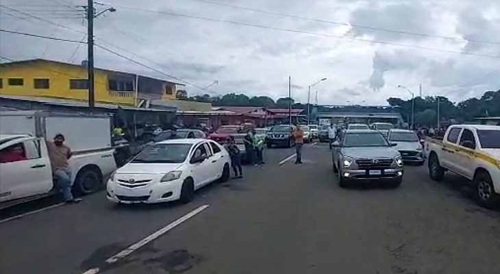 Personas enfermas y mujeres embarazadas se vieron afectadas por el cierre de vía. Foto Mayra Madrid