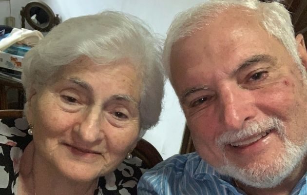 Doña Gloria Berrocal viuda de Martinelli, junto a su hijo Ricardo Martinelli.