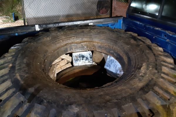 La presunta droga se encontraba en una unas llantas de tractor. Foto: Cortesía Senafront