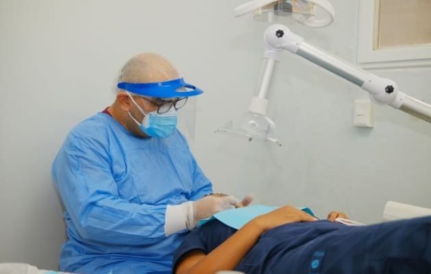 El paciente deberá responder un cuestionario realizado por las técnicas en Asistencia Odontológica, en el que se le pregunta, entre otras cosas, si el paciente ha tenido contacto con personas positivas por covid-19. Foto: Cortesía CSS