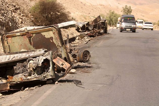 Vista de vehículos de las fuerzas de seguridad afganas destruidos en la carretera Kabul-Jalalabad, Afganistán. Foto: EFE