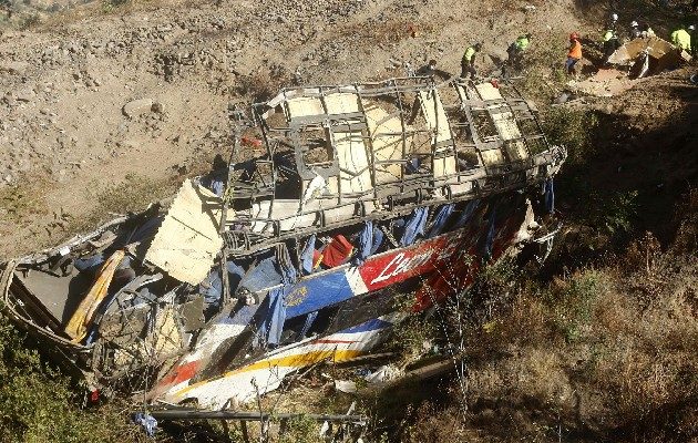Autobús se estrelló contra un cerro y cayó por un barranco de unos 100 metros de profundidad en Perú. Foto: EFE