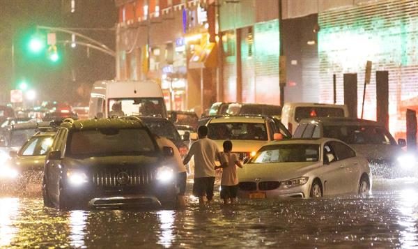 Vista de las inundaciones causadas por los remanentes de Ida en Nueva York. EFE