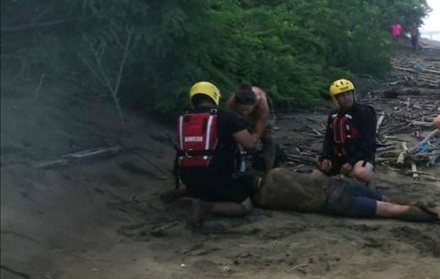 Padre e hija recibieron ayuda de una unidad de la Policía Nacional que se encontraba en el área. Foto: Thays Domínguez