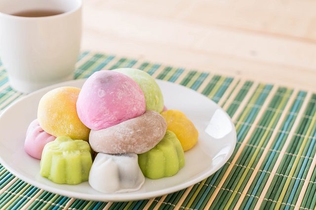  La masa de mochi se puede consumir sola o se le puede colocar en su interior algún tipo de relleno. Foto: Ilustrativa / Freepik