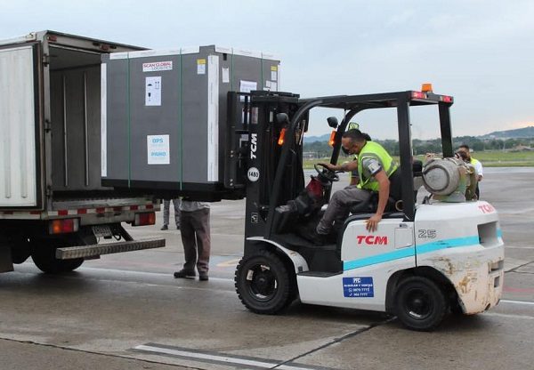 Llegada de la vacuna de AstraZeneca en el área de cargas del Aeropuerto Internacional de Tocumen. Foto: Cortesía Minsa