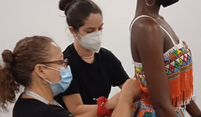 Prueba de vestuario que tuvieron con las modelos. Foto: Cortesía