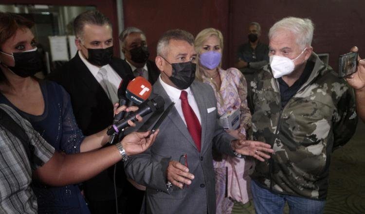 El jurista Sidney Sittón, junto al expresidente Ricardo Martinelli y otros miembros del equipo de defensa, a la salida ayer del juicio. Foto: Víctor Arosemena