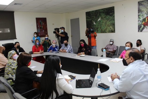 Autoridades del Minsa y el Hospital San Miguel Arcángel se reunieron hoy. Foto: Cortesía Minsa