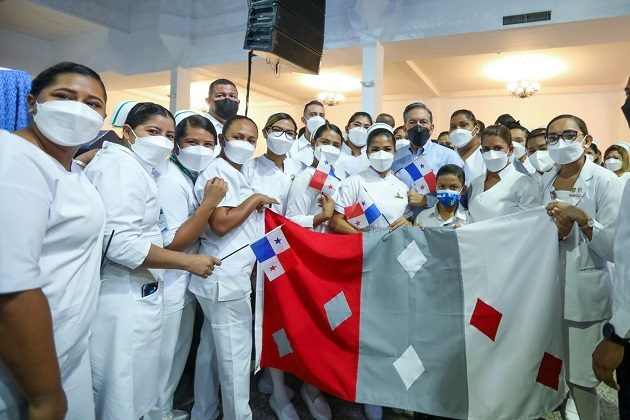 El presidente Laurentino Cortizo posa con las homenajeadas. Foto: @NitoCortizo