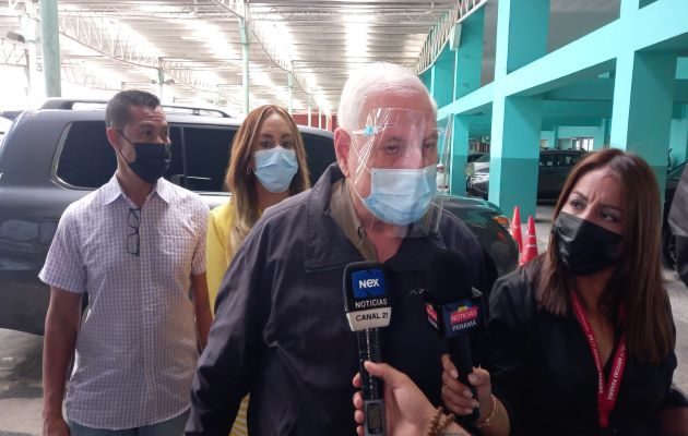 El expresidente Ricardo Martinelli a su llegada a la sede del SPA, en Plaza Ágora. Foto: Víctor Arosemena