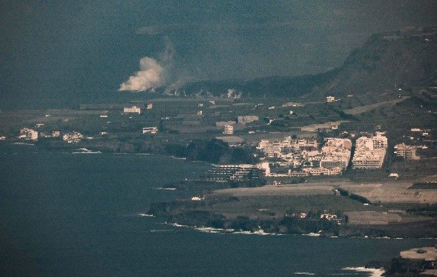Colada volcánica que ha llegado al mar formando un delta vista desde el corte de carretera situado en el mirador de El Charco (Fuencaliente) al sur de la isla. Foto/ EFE