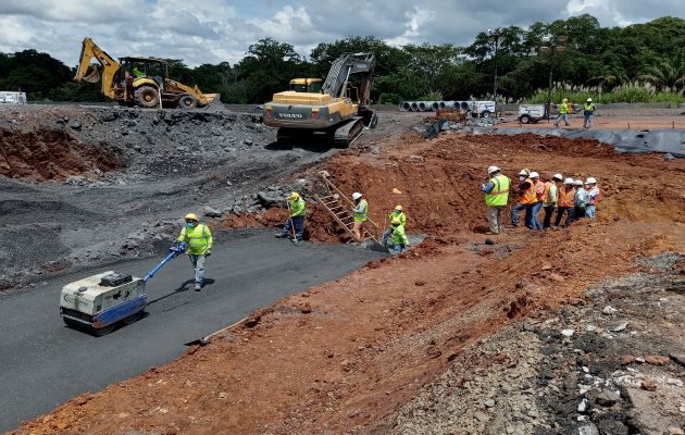 Zacarías Álvarez, director nacional de Mantenimiento del MOP, indicó que se procedió a culminar el relleno y vaciado del concreto, según el cronograma fijado. Foto: Eric Montenegro