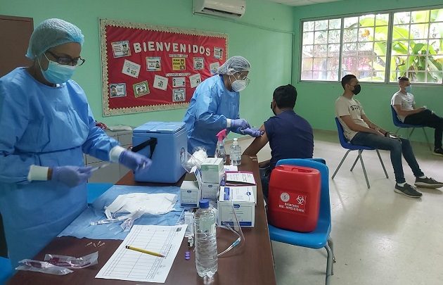 En Panamá se han aplicado 5,567,463 vacunas contra la covid-19 tanto de Pfizer como de AstraZeneca. Foto: Cortesía @CSSPanama