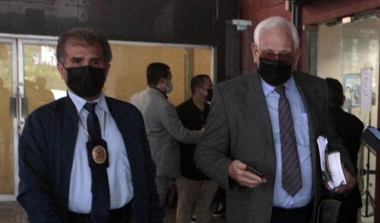 Testigo Mitchell Doens (saco gris) a su salida ayer de la audiencia del juicio oral por los supuestos pinchazos telefónicos. Víctor Arosemena