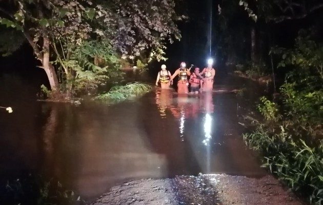 Durante la madrugada de este jueves también se registró el desbordamiento del río El Estero en El Roble de Aguadulce. Foto: Eric Montenegro