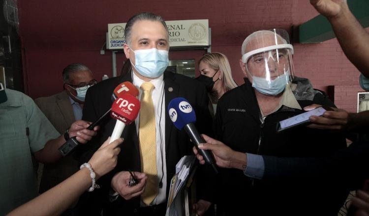 Abogado Alfredo Vallarino y Ricardo Martinelli, ayer durante la culminación del juicio. Víctor Arosemena
