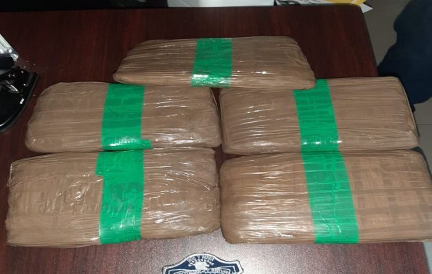 Lanzan bolsa con cinco paquetes de presunta droga durante persecución en Capira. Foto: Proteger y Servir 