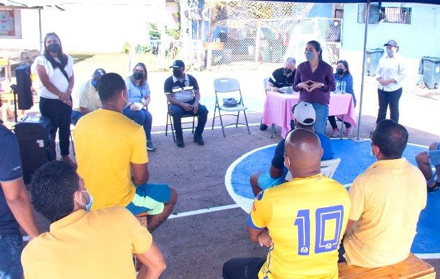 Reos contribuyen con la reforestación en la región de Coclé y Azuero. Foto: Cortesía Mingob