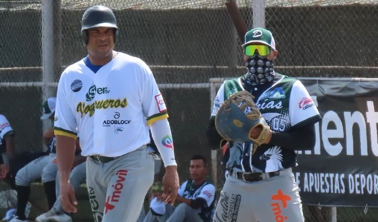 Rubén Rivera, de 47 años,  volvió a vestir este año los colores de los "Vaqueros" de Panamá Oeste. Foto Cortesía: Fedebeis