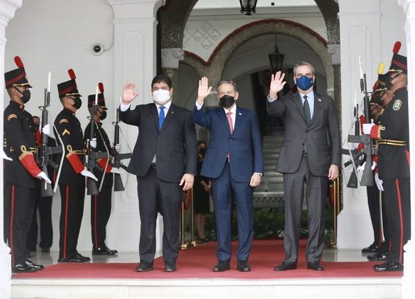 Los presidentes de Costa Rica, Carlos Alvarado (izq.); de Panamá, Laurentino Cortizo, y República Dominicana, Luis Abinader, en las puertas del palacio presidencial Las Garzas. Foto: Cortesía @NitoCortizo