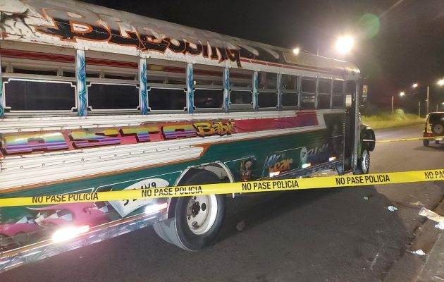 La violenta riña en el bus, provocó que los pasajeros salieran rápidamente por las ventanas y la puerta trasera. Foto: Diomedes Sánchez 